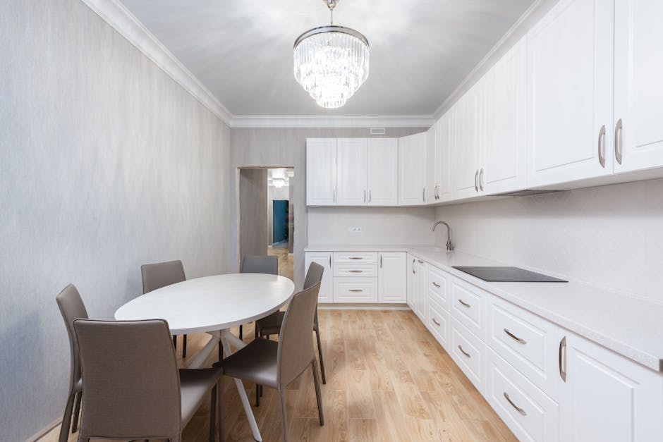 Moderne ovale eettafel in een stijlvolle keuken met comfortabele stoelen eromheen.